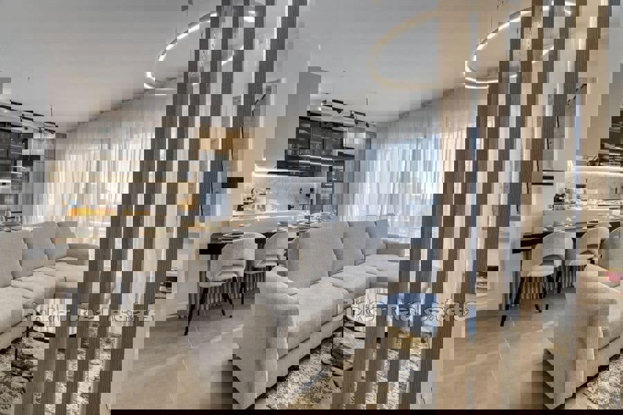 Lussuoso appartamento su due piani con piscina e vista mare