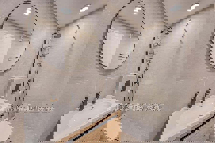 Lussuoso appartamento su due piani con piscina e vista mare