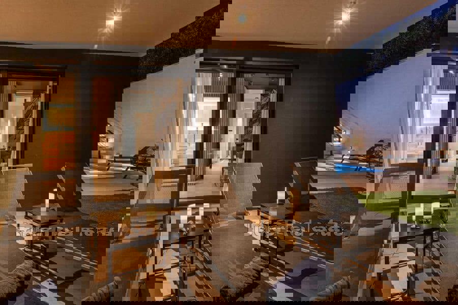 Lussuoso appartamento su due piani con piscina e vista mare