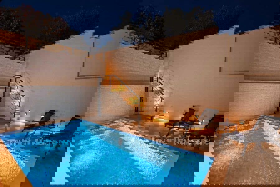 Lussuoso appartamento su due piani con piscina e vista mare