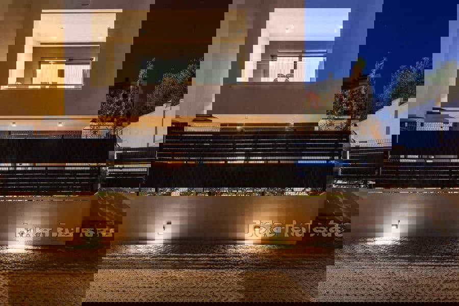 Lussuoso appartamento su due piani con piscina e vista mare