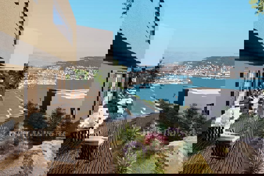 Una villa moderna con vista panoramica sul mare