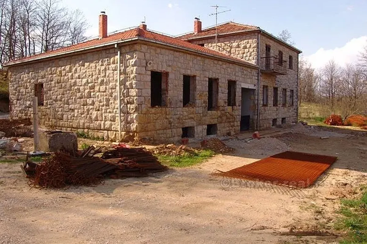 Costruzione (ex scuola elementare) costruita in pietra, in vendita