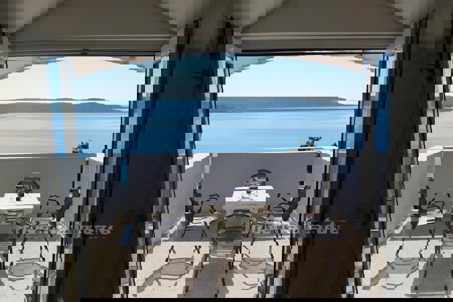 Palazzina con vista mare, in vendita