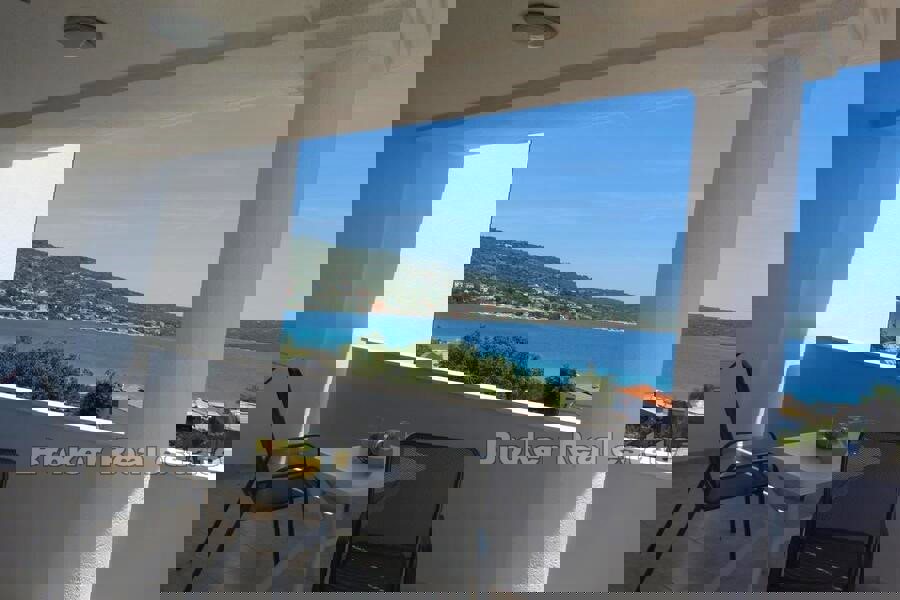 Palazzina con vista mare, in vendita