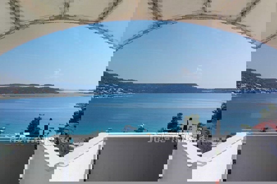 Palazzina con vista mare, in vendita