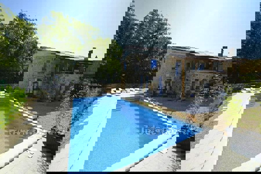 Renovirana kuća sa bazenom