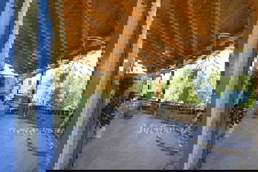 Renovirana kuća sa bazenom
