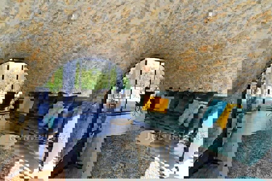Renovirana kuća sa bazenom