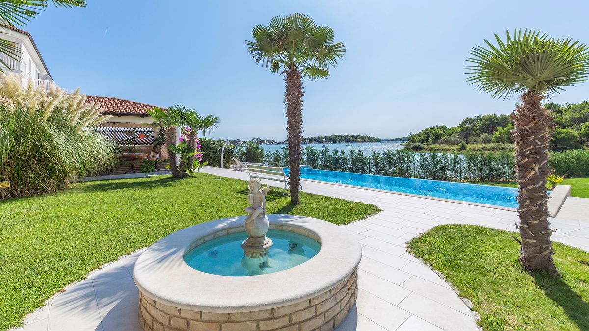 Palazzina in prima fila al mare