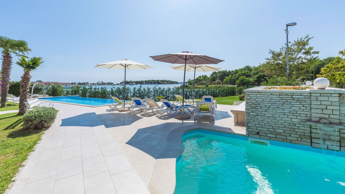 Palazzina in prima fila al mare