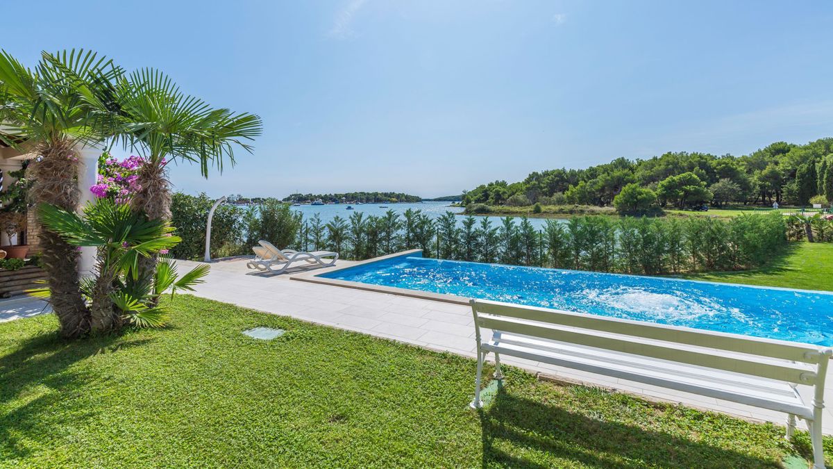 Palazzina in prima fila al mare