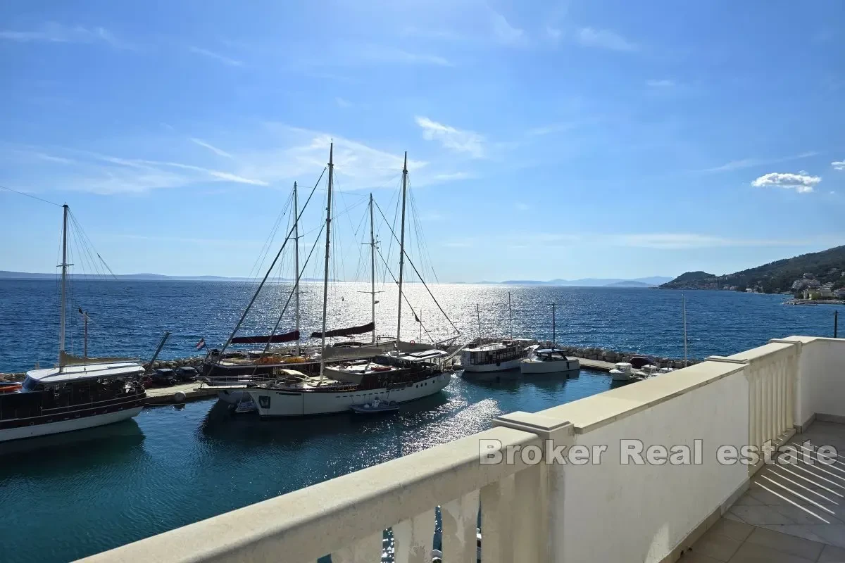 Casa con appartamenti in prima fila sul mare