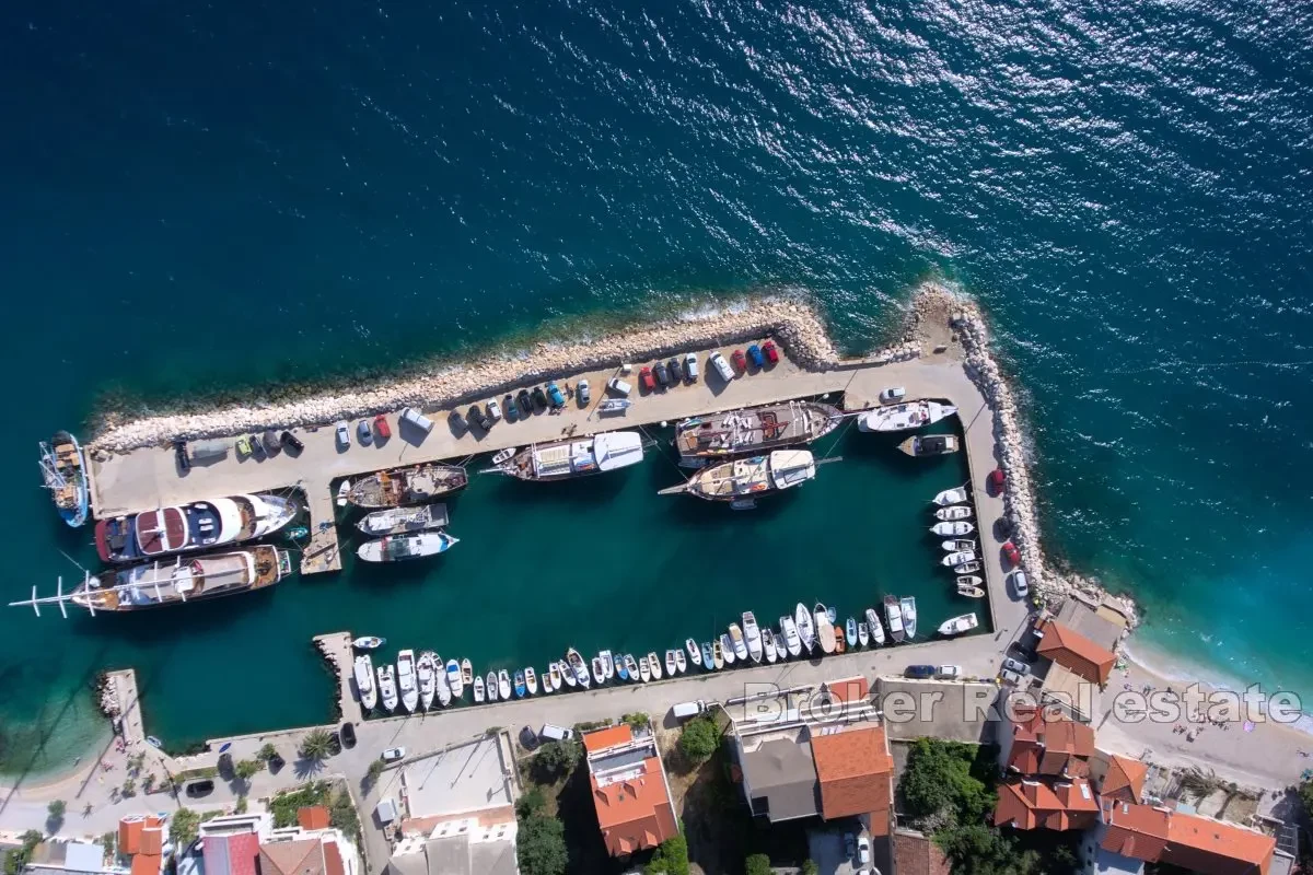 Casa con appartamenti in prima fila sul mare