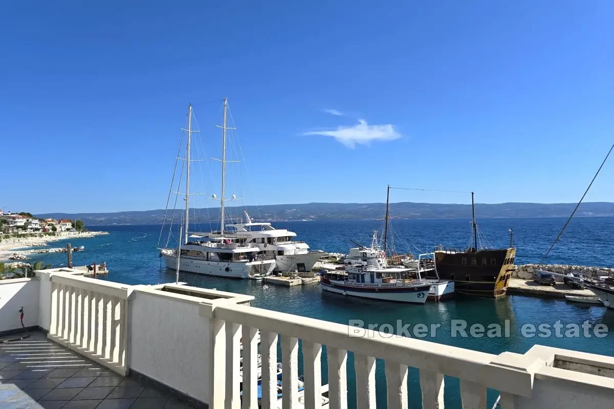 Casa con appartamenti in prima fila sul mare