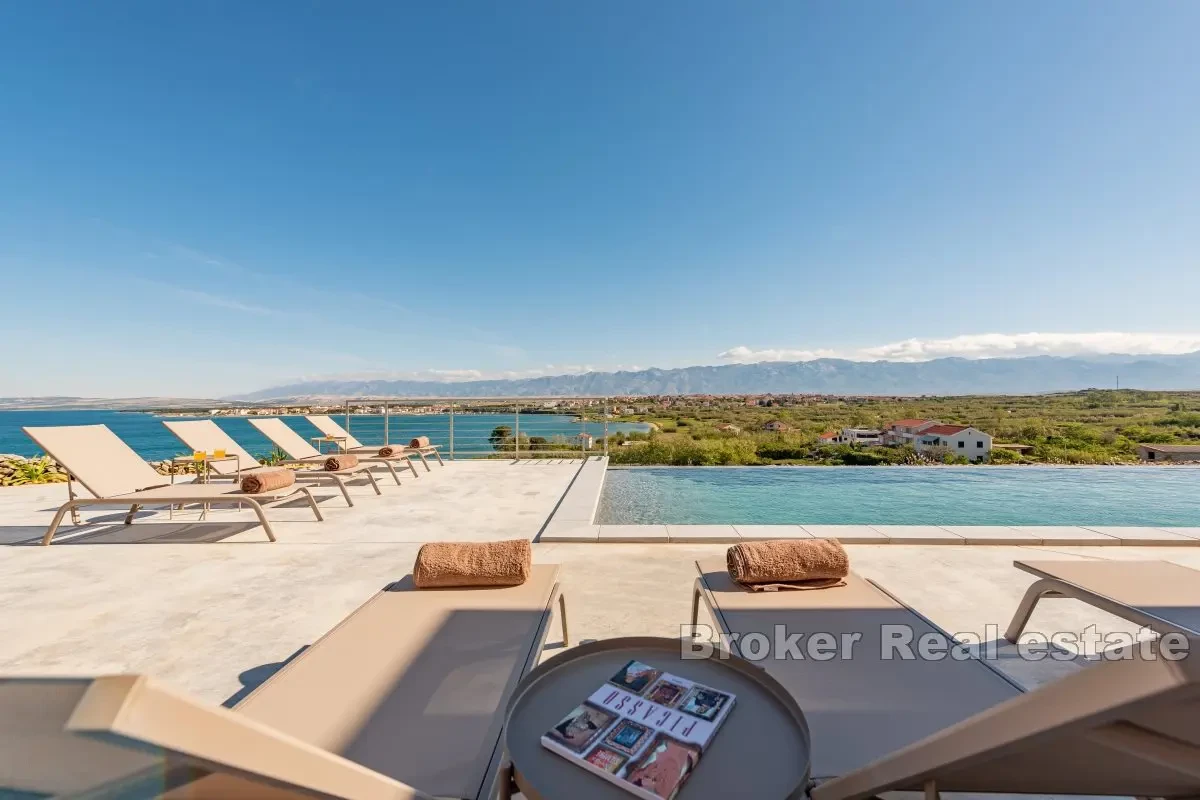 Villa con piscina e vista mare situata in una zona tranquilla