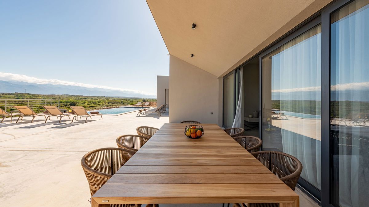Villa con piscina e vista mare situata in una zona tranquilla