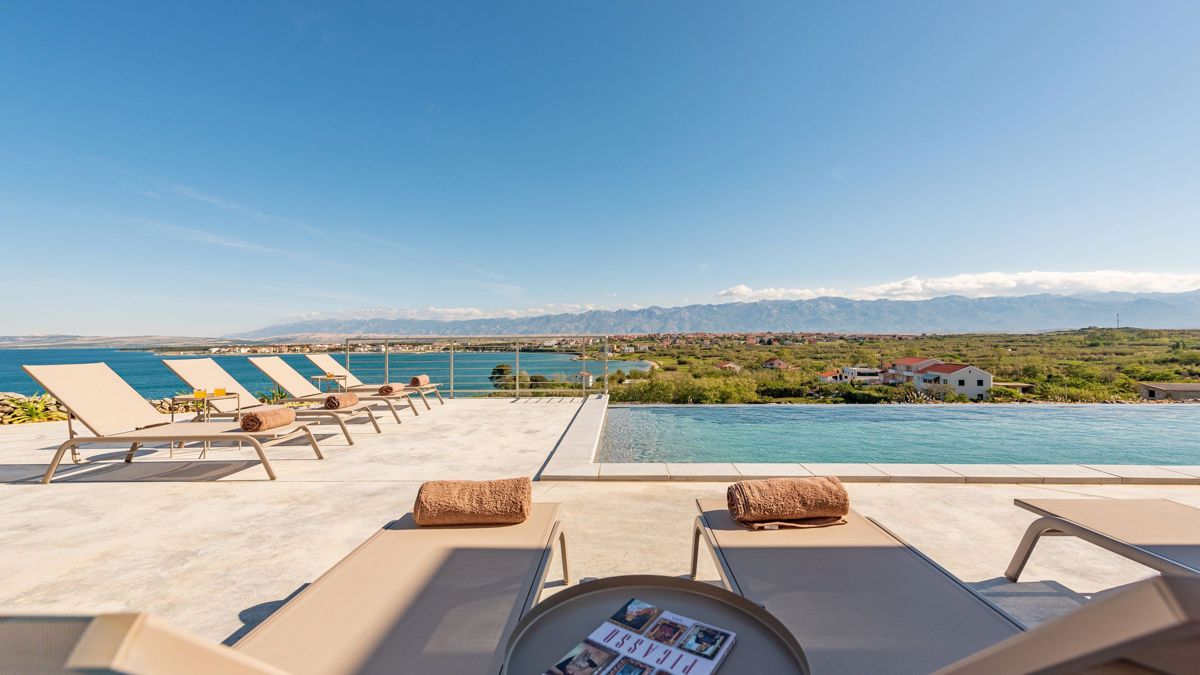 Villa con piscina e vista mare situata in una zona tranquilla