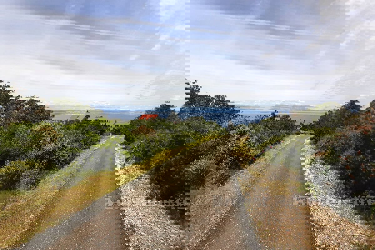 Interessante terreno edificabile con vista sul mare