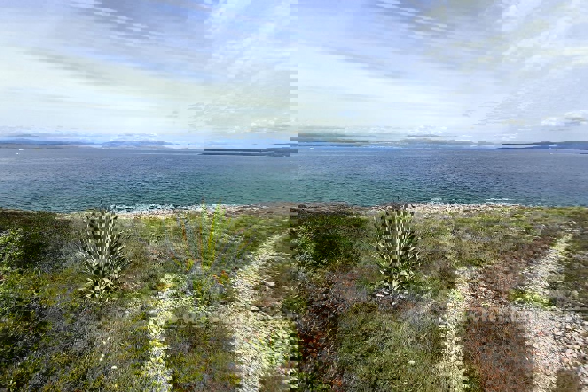 Interessante terreno edificabile con vista sul mare