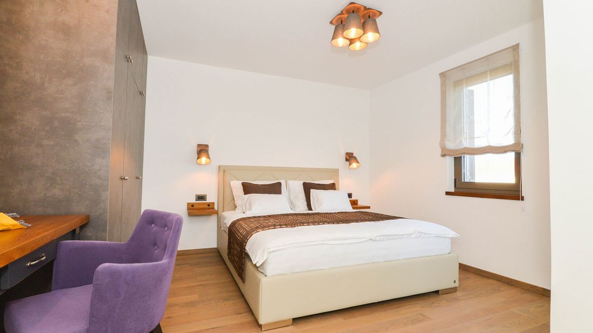 Immobile con due fabbricati residenziali e progetto per due ville