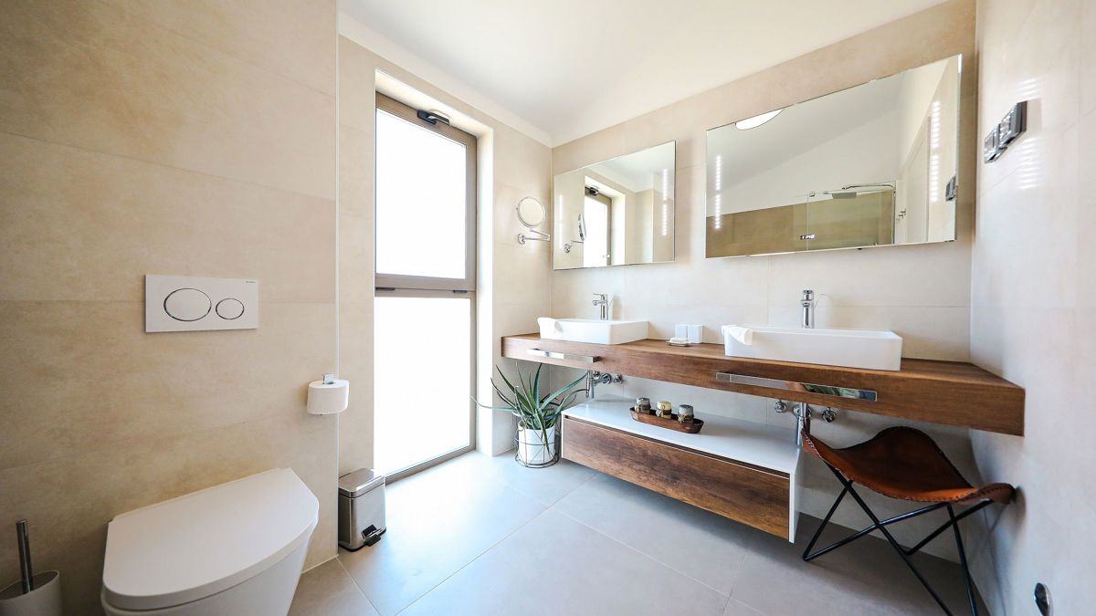 Immobile con due fabbricati residenziali e progetto per due ville