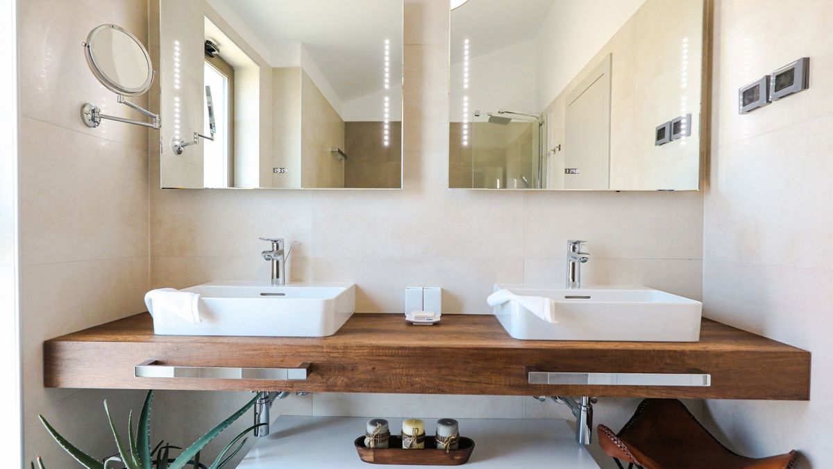 Immobile con due fabbricati residenziali e progetto per due ville