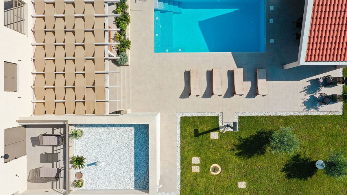 Immobile con due fabbricati residenziali e progetto per due ville