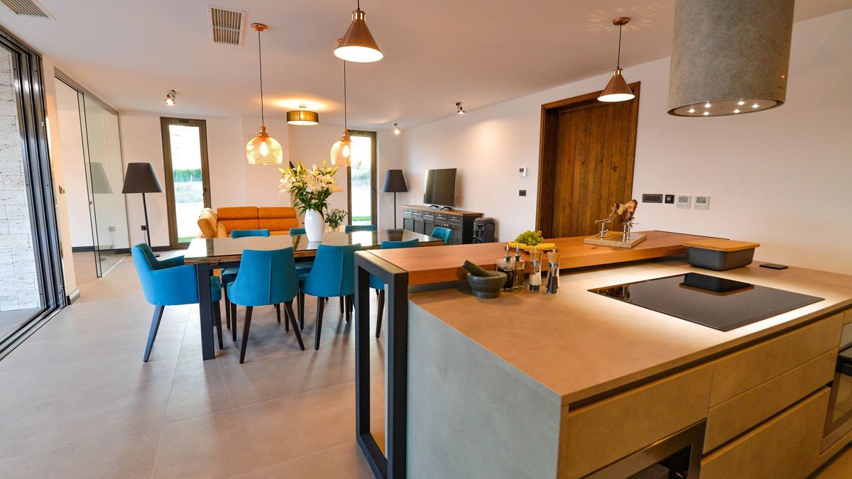 Immobile con due fabbricati residenziali e progetto per due ville