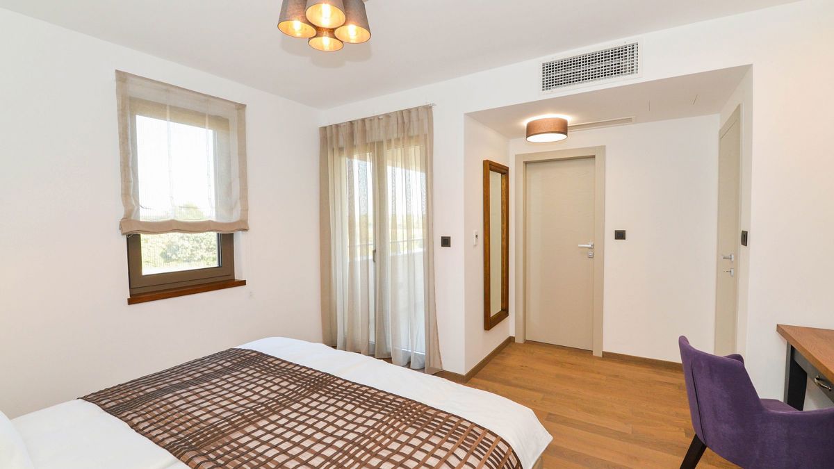 Immobile con due fabbricati residenziali e progetto per due ville