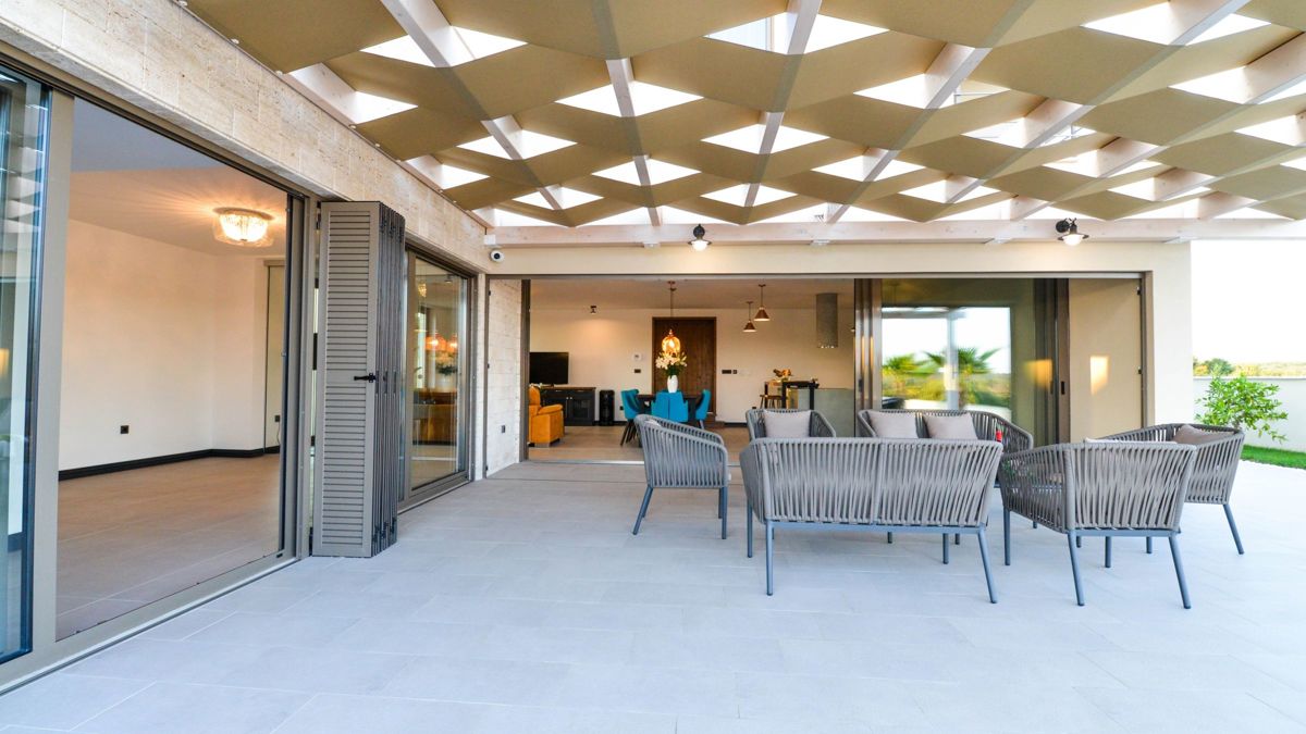 Immobile con due fabbricati residenziali e progetto per due ville