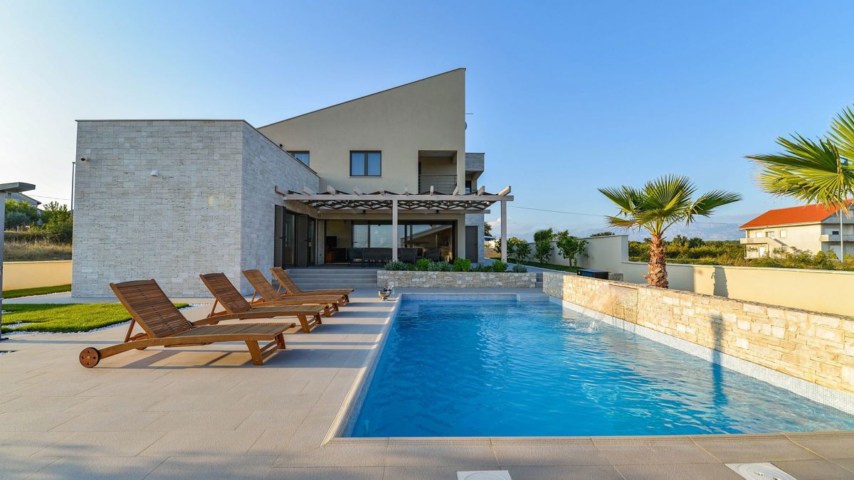 Immobile con due fabbricati residenziali e progetto per due ville