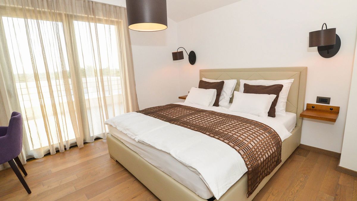 Immobile con due fabbricati residenziali e progetto per due ville