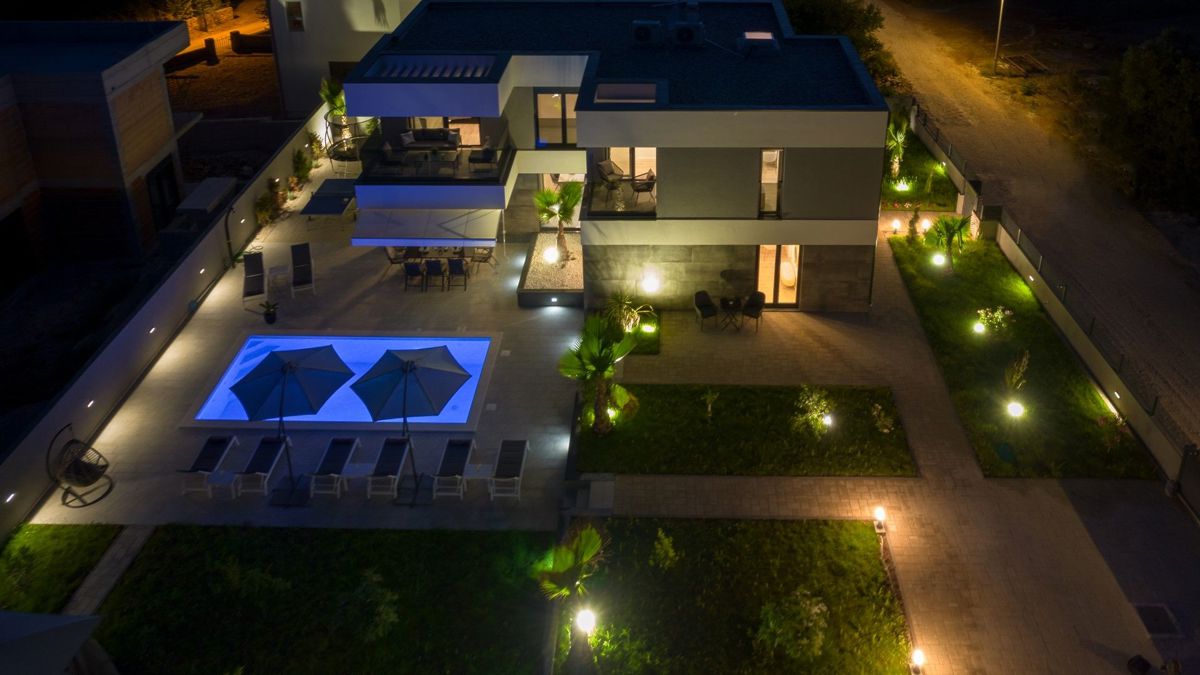 Villa di lusso di nuova costruzione con piscina