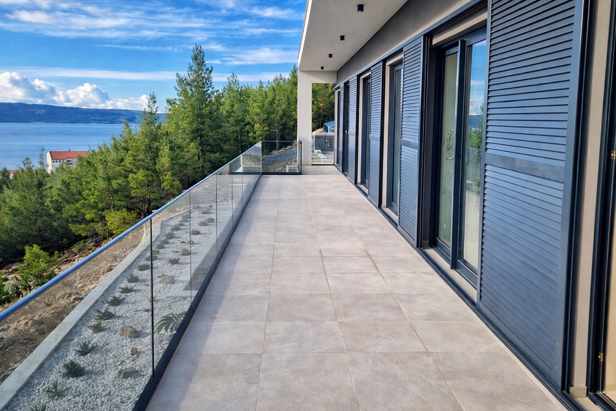 Moderna villa di recente costruzione con vista mare