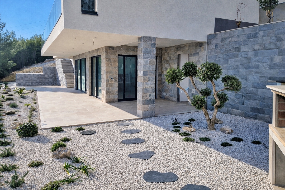 Moderna villa di recente costruzione con vista mare