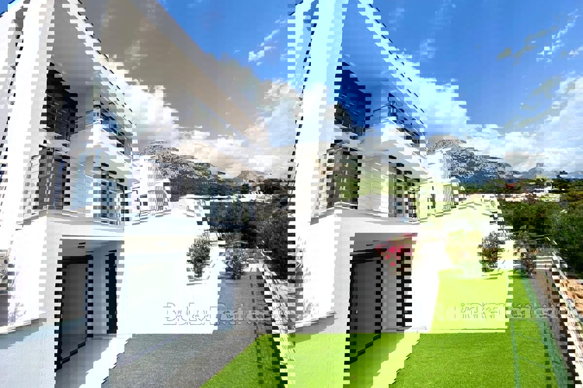 Villa con piscina e vista panoramica sul mare