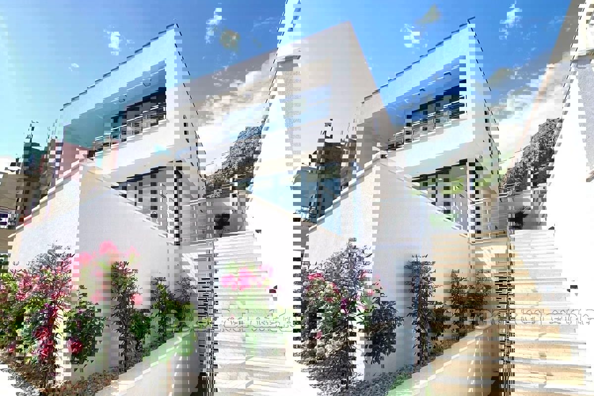 Villa con piscina e vista panoramica sul mare