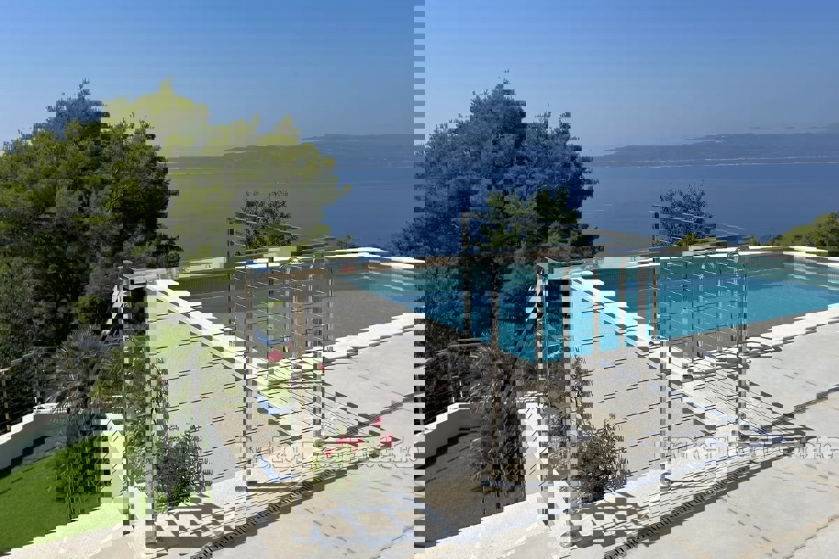 Villa con piscina e vista panoramica sul mare