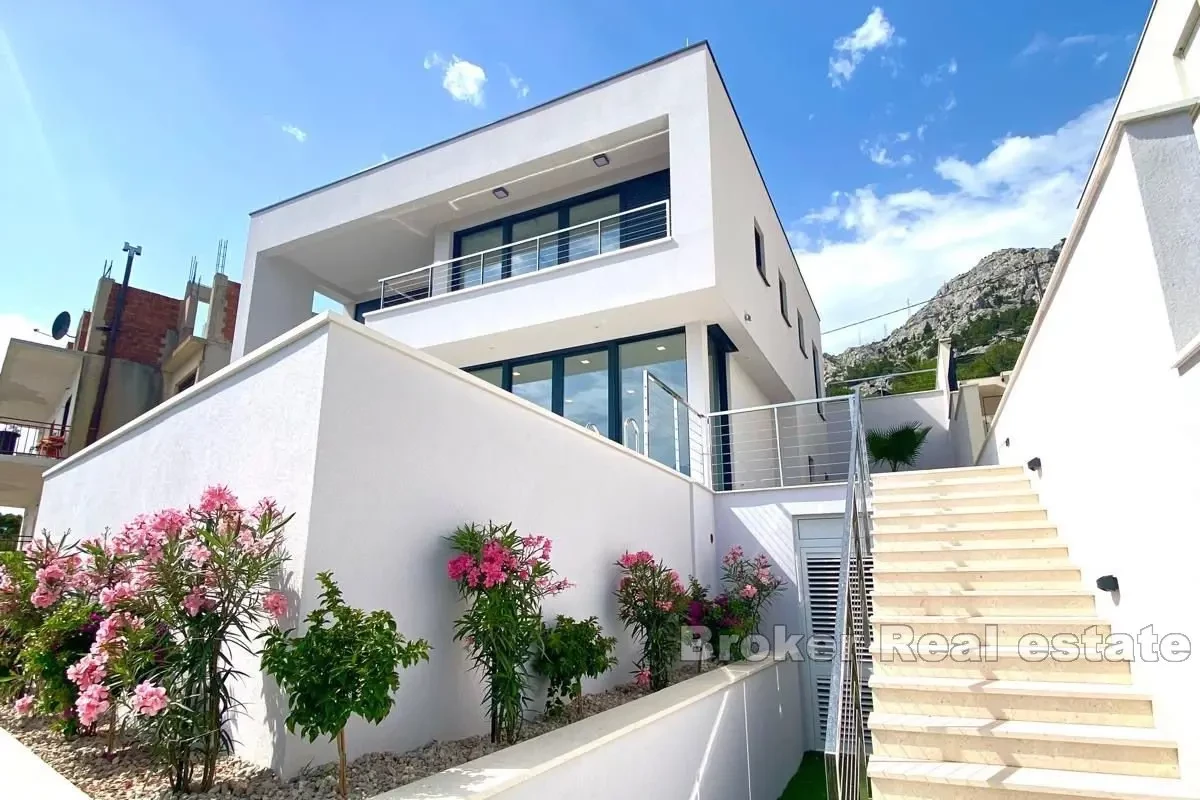 Villa con piscina e vista panoramica sul mare