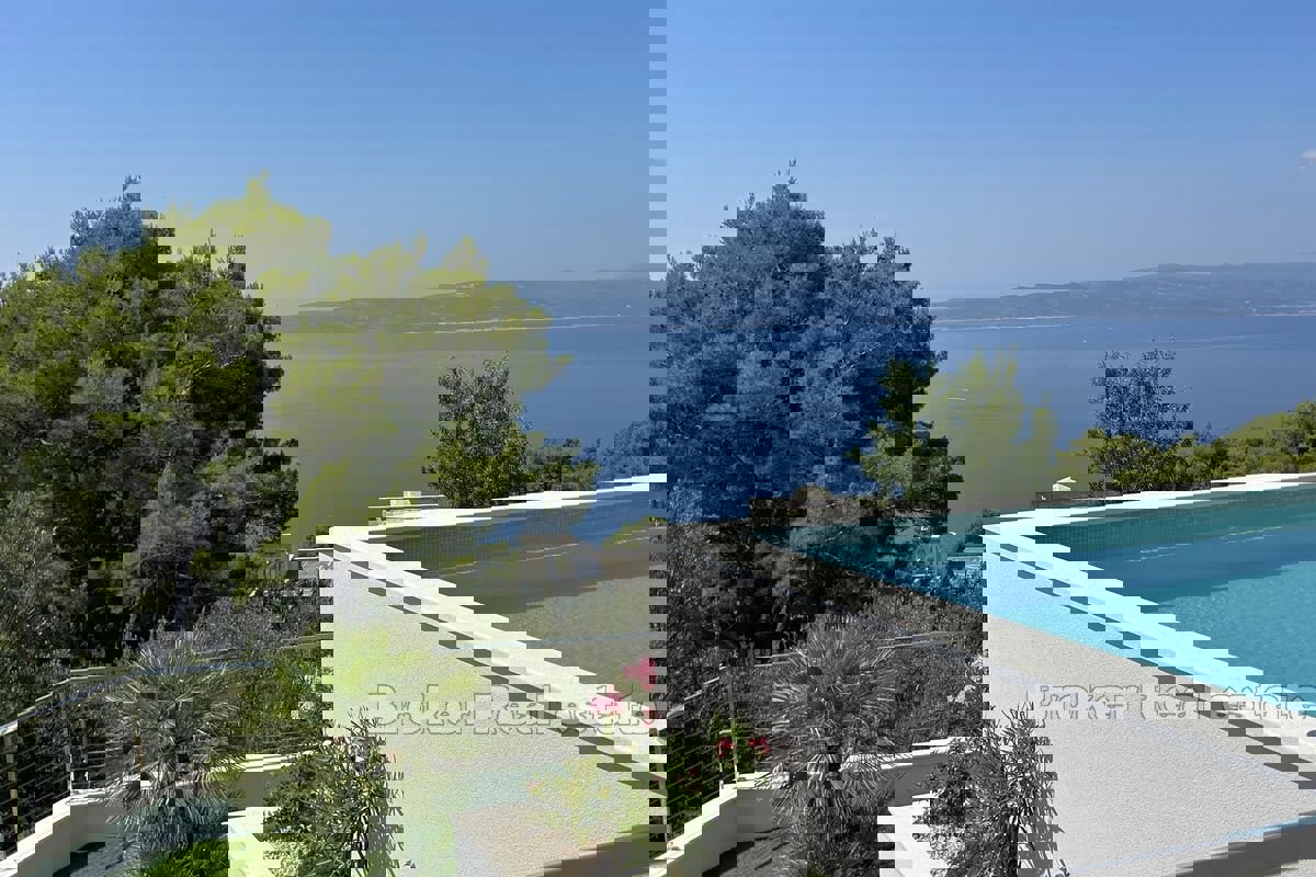 Villa con piscina e vista panoramica sul mare