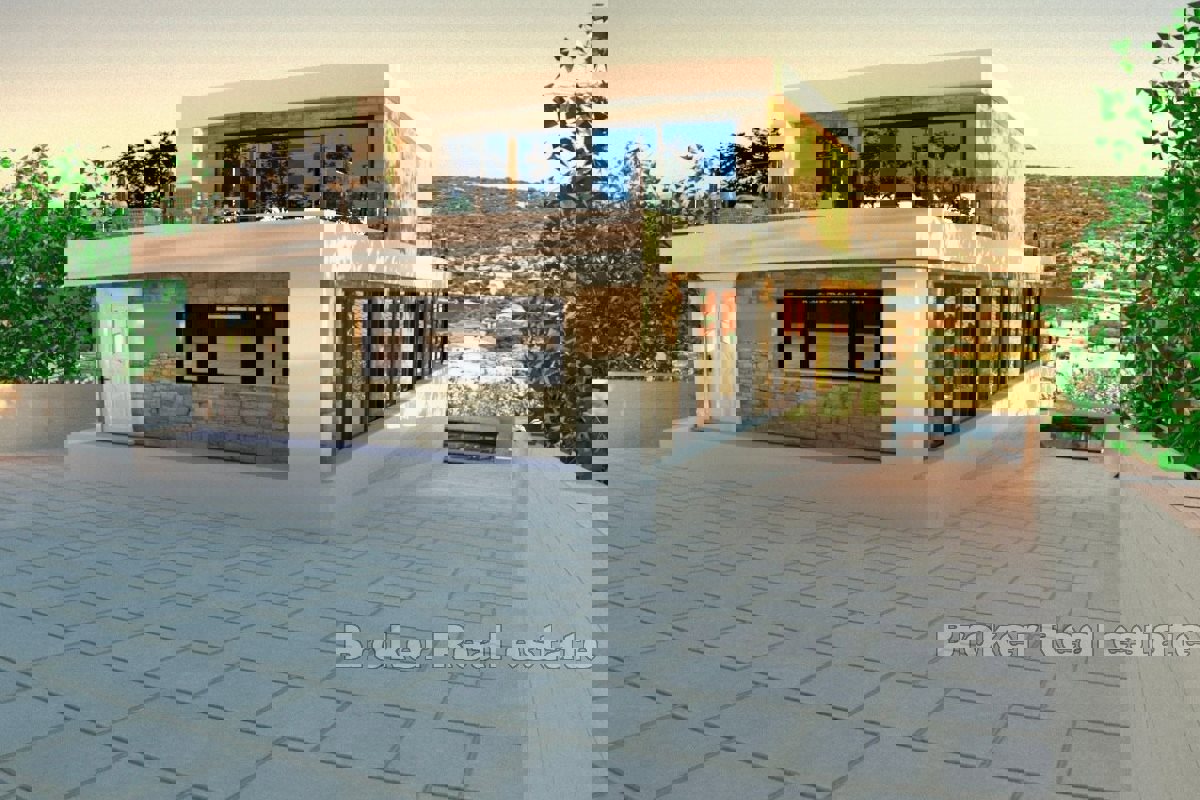 Ampio terreno edificabile con vista aperta sul mare