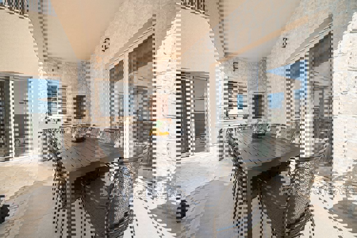 Casa di nuova costruzione con vista mare