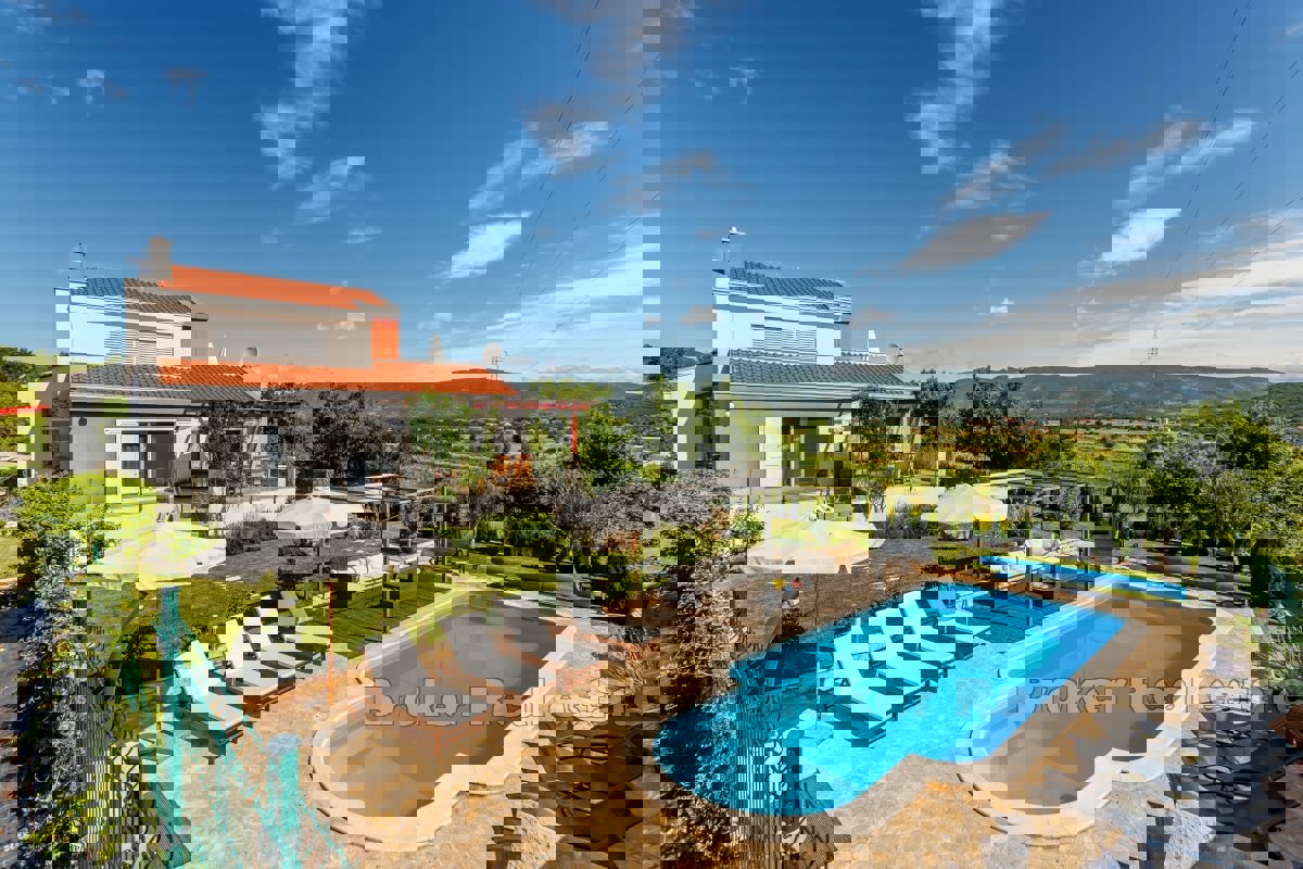 Spaziosa villa rurale con piscina