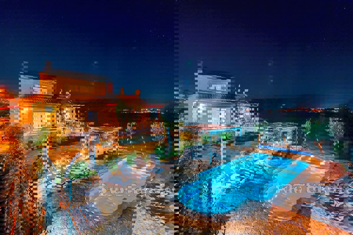Spaziosa villa rurale con piscina