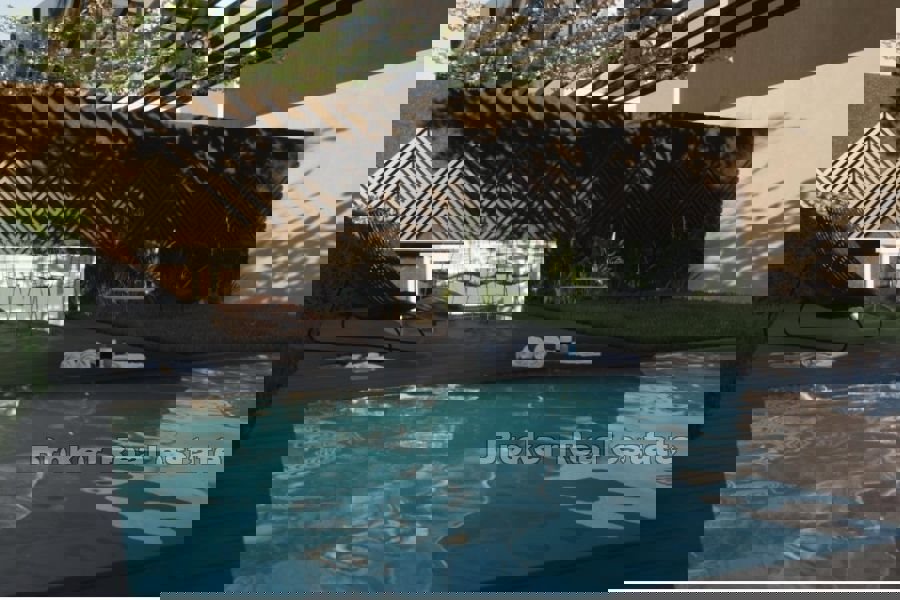 Lussuoso appartamento su due piani in una villa con piscina