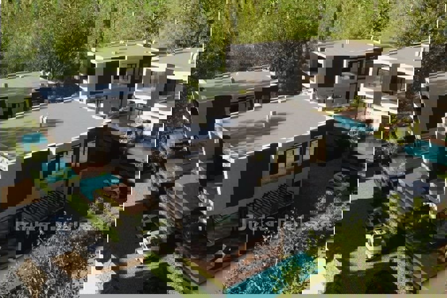 Lussuoso appartamento su due piani in una villa con piscina