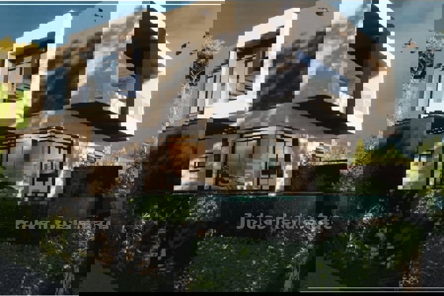 Lussuoso appartamento su due piani in una villa con piscina