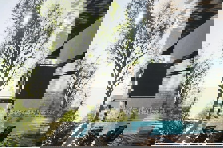 Lussuoso appartamento su due piani in una villa con piscina