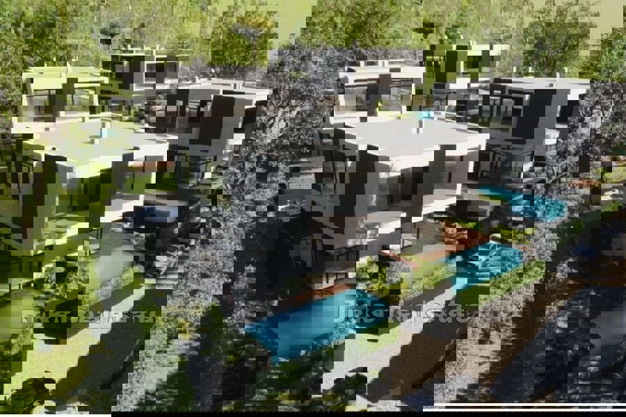 Lussuoso appartamento su due piani in una villa con piscina